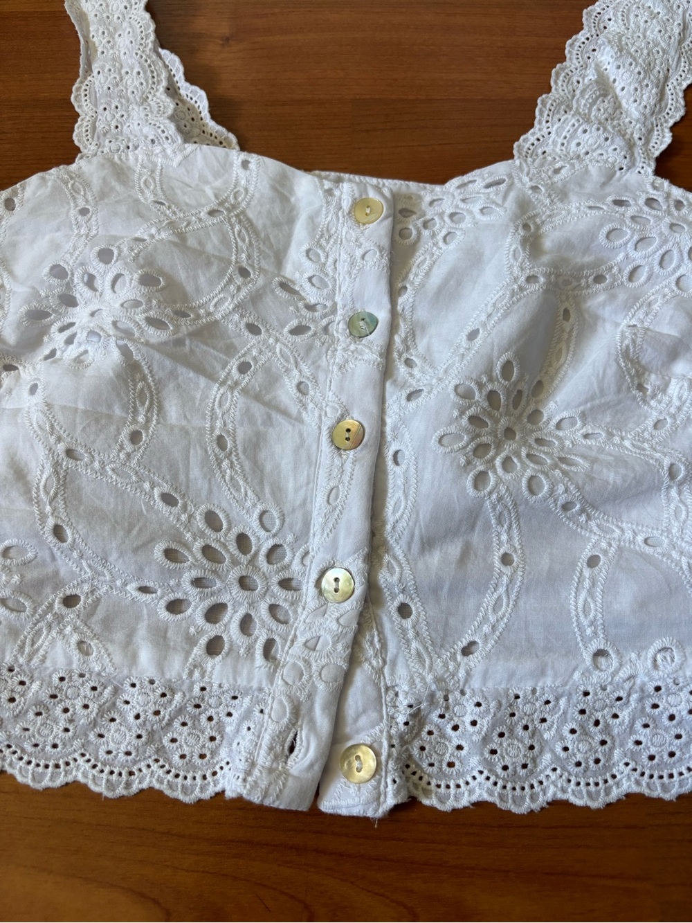 Women’s and now this White eyelet lace crop top size medium - Picture 2 of 5
